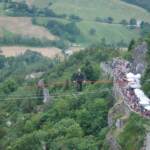 Cirko Vertigo alla diga di Ceresole per i suoi 90 anni: funambolo sospeso per 300 metri