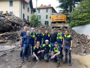 Maltempo a Como, c’è anche George Clooney con i volontari della protezione civile