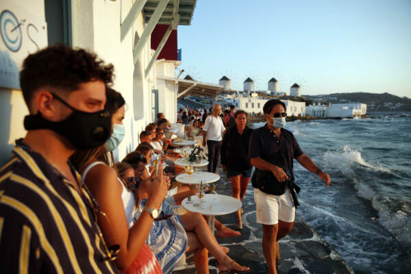 Coronavirus: nuove restrizioni sull'isola di Mykonos, tempio del turismo e del divertimento