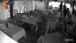 Torino, ladro con la passione delle maglie di calcio cerca di rubarne sette: arrestato