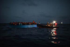 Migranti, Emergency salva 105 naufraghi in Libia