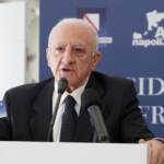 Covid, Campania: confermate mascherine all’aperto fino a fine agosto e stop alcolici dalle 22 alle 6