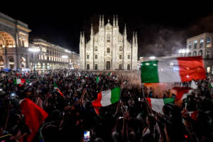 L'Italia vince Euro 2020, festeggiamenti in Piazza Duomo a Milano