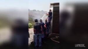 Incendi in Sicilia, anche la polizia al lavoro con gli idranti