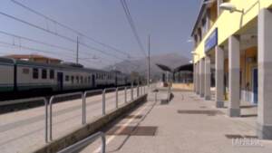 Cosenza: treno bloccato per ore sotto il sole, passeggeri esausti e senza assistenza