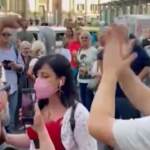 Napoli, No Green Pass aggrediscono una giornalista e urlano: “Terrorista”