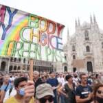 Milano, manifestazione dei No Green Pass: insulti a Draghi e ai giornalisti