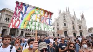 Milano, manifestazione dei No Green Pass: insulti a Draghi e ai giornalisti