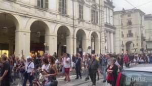 No Green Pass a Torino, manifestanti gridano: “libertà! Libertà!”