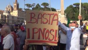Roma, i No Green Pass sfilano a Piazza del Popolo: “Discriminati come nel Nazifascismo”