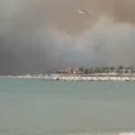 Incendi, brucia Pescara: scuola in fiamme e bagnanti in fuga, 5 feriti. Draghi firma Dpcm per Sicilia