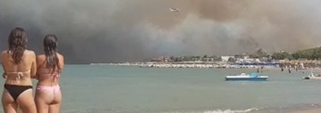 Incendi, brucia Pescara: scuola in fiamme e bagnanti in fuga, 5 feriti. Draghi firma Dpcm per Sicilia Incendi, brucia Pescara: scuola in fiamme e bagnanti in fuga, 5 feriti. Draghi firma Dpcm per Sicilia