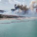 Pescara, l’incendio della Pineta visto dal mare