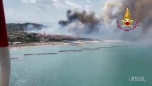 Pescara, l’incendio della Pineta visto dal mare