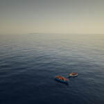 Migranti, Sea Watch: “Evacuato bimbo di 8 anni, a bordo 257 persone stremate”