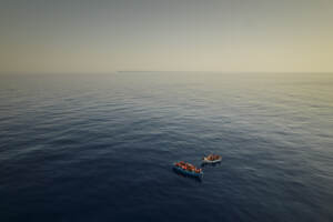 L'ONG spagnola Open Arms soccorre una barca di migranti a largo di Lampedusa