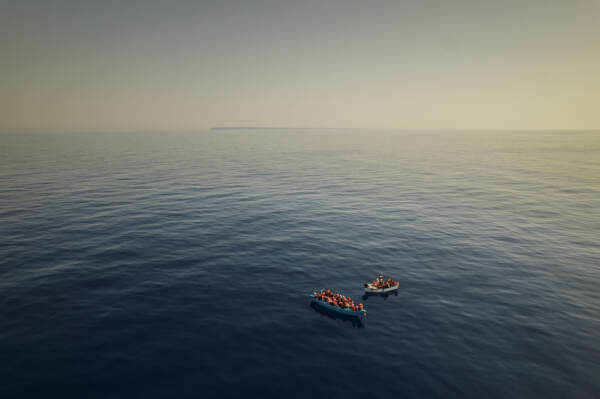 L'ONG spagnola Open Arms soccorre una barca di migranti a largo di Lampedusa