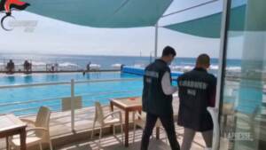 Blitz dei Nas negli stabilimenti balneari: uno su tre è irregolare