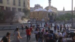 Beirut, anniversario esplosione porto: proteste e scontri con la polizia