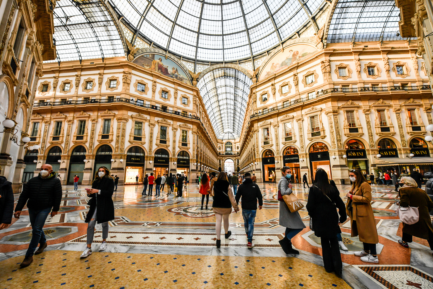 Covid, cala (di poco) l’Rt: è a 1,56