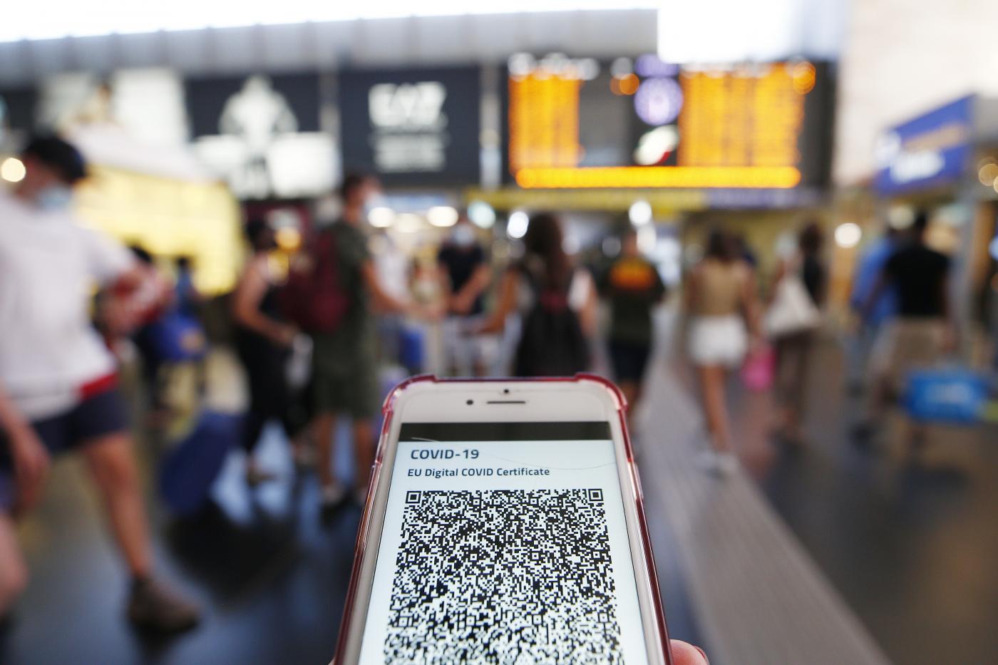 Scatta oggi l’obbligo di green pass per eventi e ristoranti al chiuso: ecco le regole