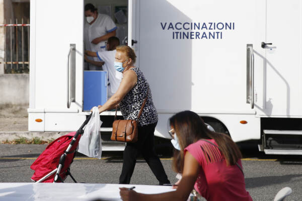 Campagna vaccinale anti Covid 19 itinerante con vaccino Janssen: la tappa al mercato di Ciampino