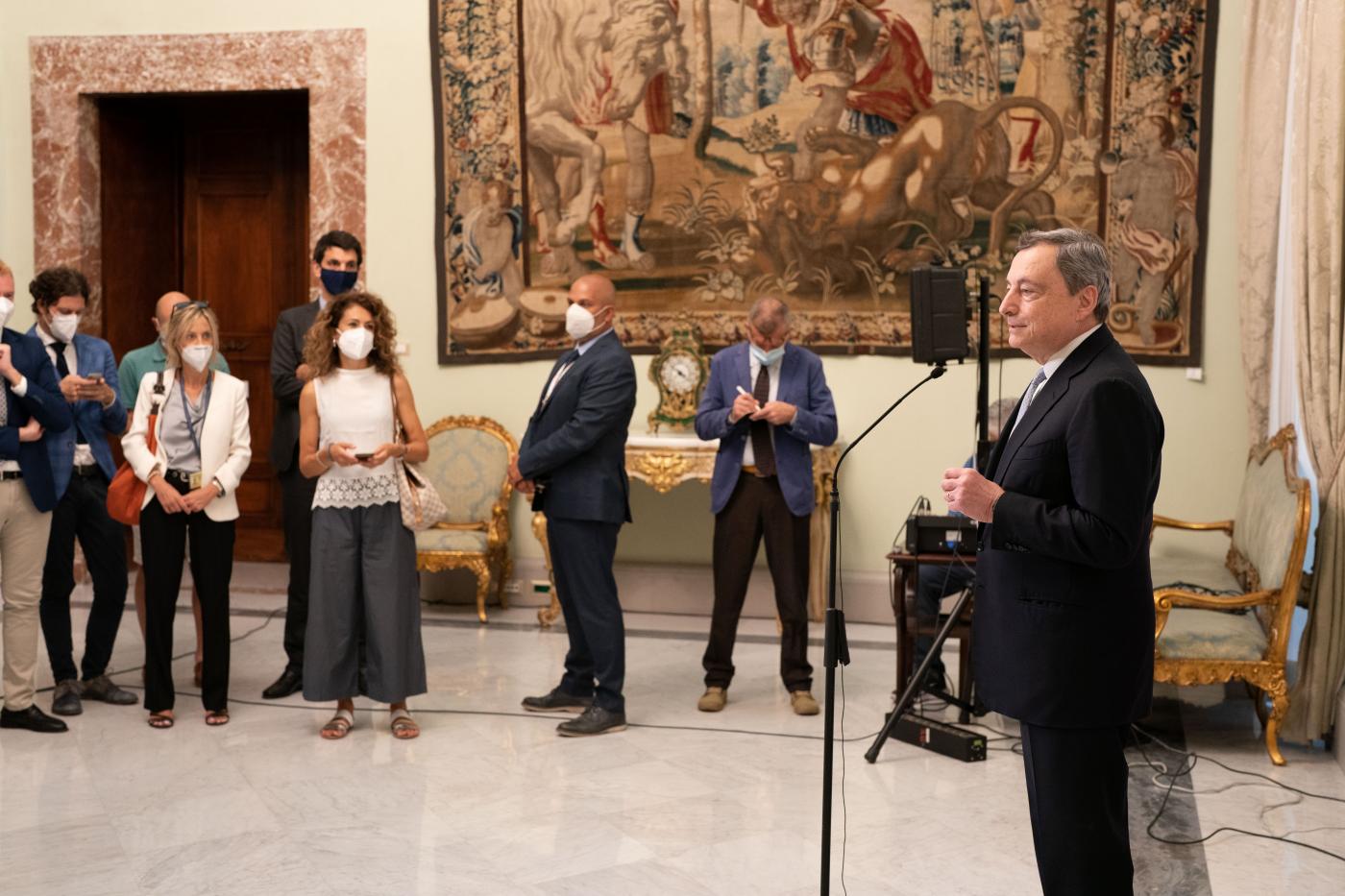 Draghi agli italiani: “Vaccinatevi e rispettate le regole”