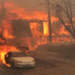 California, non si placa l’incendio ‘Dixie’: fiamme avvolgono palazzi