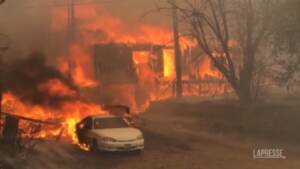 California, non si placa l’incendio ‘Dixie’: fiamme avvolgono palazzi