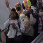 Tokyo 2020, il rientro di Simone Biles negli States: fiori e grida di gioia