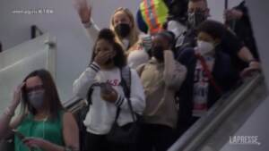 Tokyo 2020, il rientro di Simone Biles negli States: fiori e grida di gioia