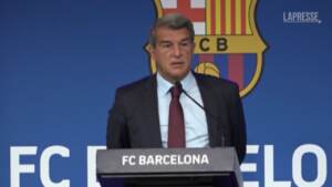 Messi-Barça, il presidente Laporta: “Voleva restare, ma non possiamo mettere a rischio il club”