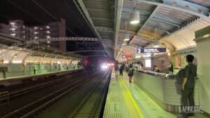 Tokyo, accoltella passeggeri su treno pendolari: 10 feriti