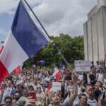 Parigi, no green pass e no vax in piazza al grido di ‘dittatura sanitaria’