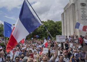 Parigi, migliaia in piazza contro il Green Pass