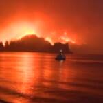 Incendi Grecia, residenti Evia evacuati con i traghetti