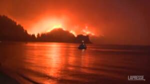 Incendi Grecia, residenti Evia evacuati con i traghetti