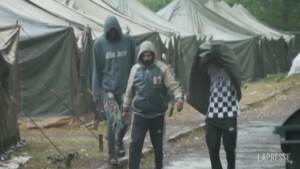Lituania, migranti bloccati in un campo al confine con la Bielorussia