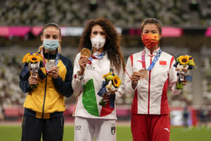 Tokyo 2020, premiazione di Antonella Palmisan: medaglia d'oro nella 20 km di marcia