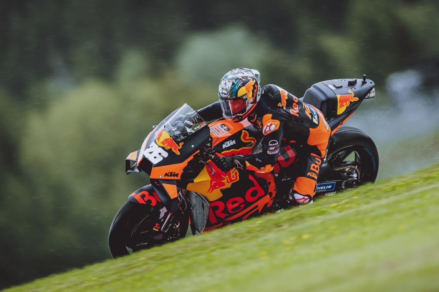 GP Stiria: incidente Pedrosa-Savadori, fuoco in pista. Gara sospesa