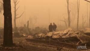 La California brucia, il governatore nell’area devastata dall’incendio Dixie