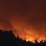 Grecia, gli incendi divampano a Evia: l’isola tagliata a metà dalle fiamme