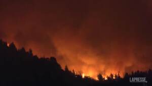 Grecia, gli incendi divampano a Evia: l’isola tagliata a metà dalle fiamme