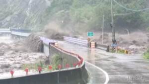 Taiwan, forti alluvioni distruggono un ponte