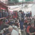 Migranti: Ocean Vikings arriva in porto a Pozzallo, a bordo oltre 540 persone