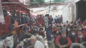 Migranti: Ocean Vikings arriva in porto a Pozzallo, a bordo oltre 540 persone