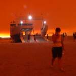 Incendi in Grecia, il cielo dell’isola di Evia si tinge di arancione