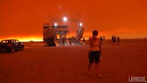 Incendi in Grecia, il cielo dell’isola di Evia si tinge di arancione