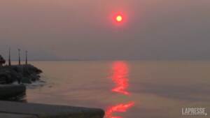 Incendi in Grecia, gli sfollati dall’isola di Evia portati in salvo sui traghetti