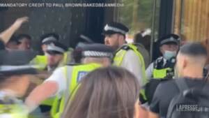Londra, manifestanti no-vax tentano di assaltare studi della Bbc